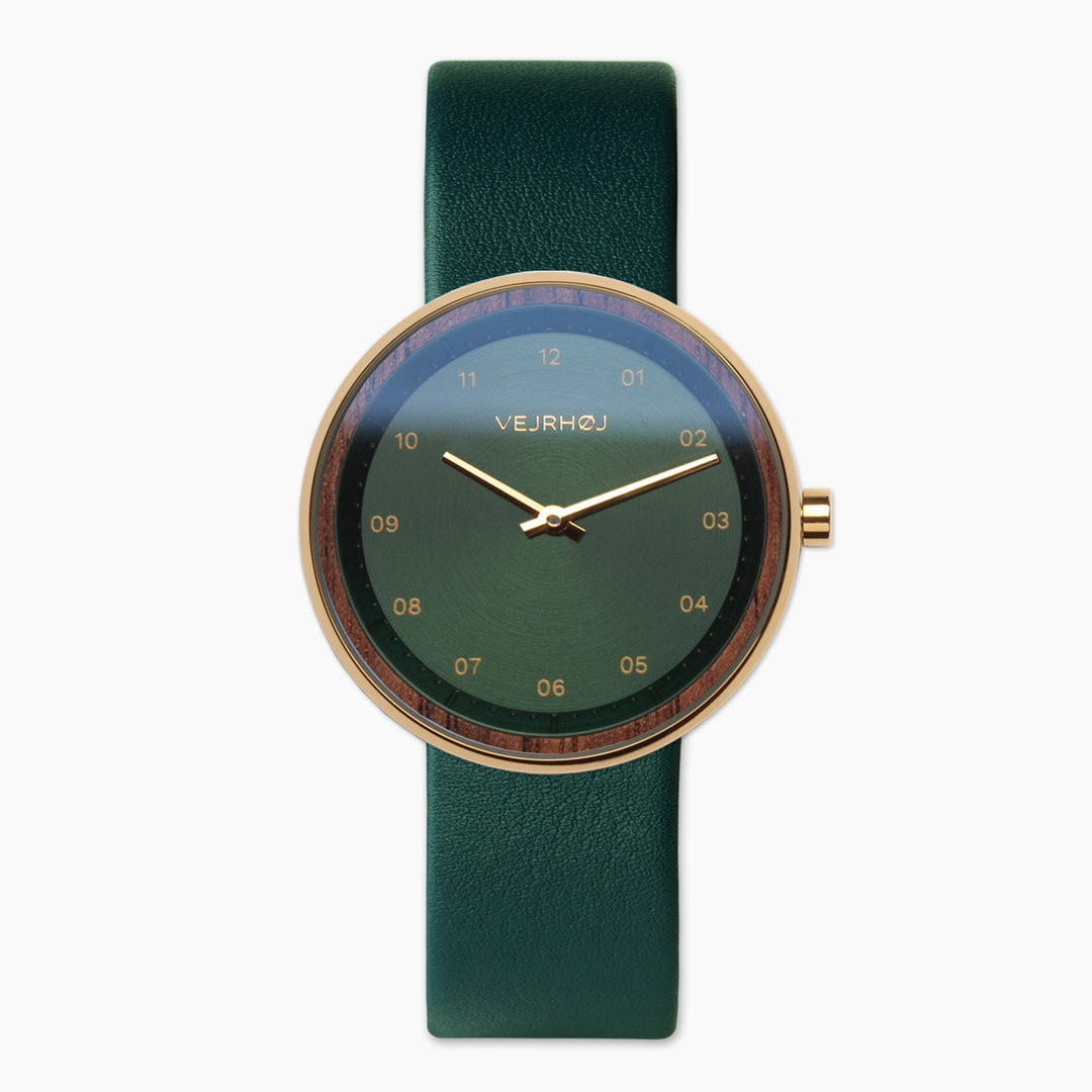 VEJRHØJ의 EMERALD 시계. 그린 다이얼, 골드 핸즈, 월넛 베젤. 덴마크의 디자인과 심플함이 돋보이는 시계입니다
