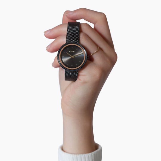  VEJRHØJ 여성용 손목시계 Petite | BLACK & GOLD | mesh를 손에 들고 있는 모습.